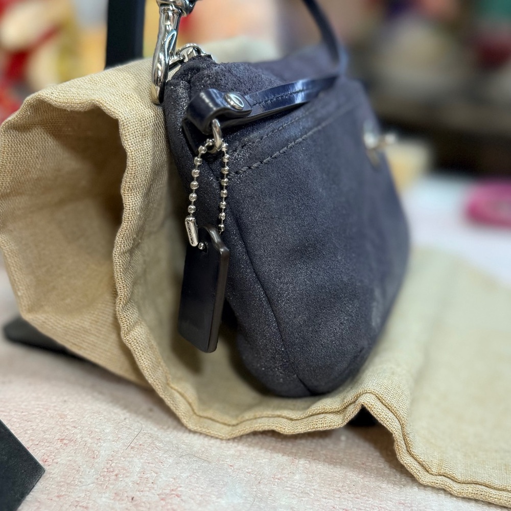 Coach vtg turn lock Suede Wristlet - Picture 4 of 10